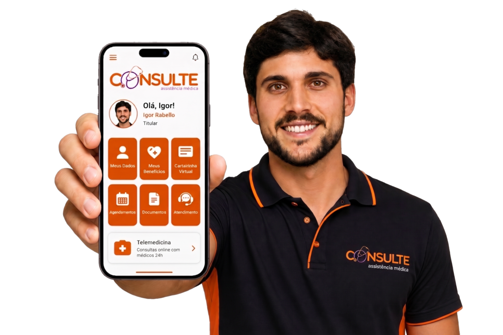 Igor Rabello apresentando o aplicativo da Consulte Assist&ecirc;ncia M&eacute;dica no celular